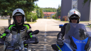 dwaj policjanci na oznakowanych policyjnych motocyklach