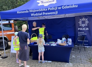 policjanci przy stanowisku policyjnym na pikniku