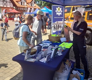 policjanci przy stanowisku policyjnym na pikniku