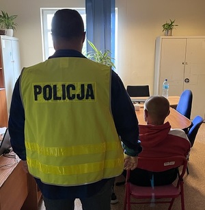 policjant z zatrzymanym mężczyzna i odzyskanym rowerem