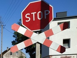 znak &quot;stop&quot; i krzyż św. Andrzeja