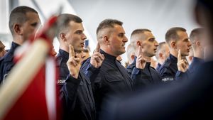 policjanci stojący w szeregu i składający ślubowanie