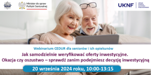 zdjęcie dwojga uśmiechniętych seniorów: kobiety i mężczyzny, siedzących na sofie i spoglądających na ekran laptopa