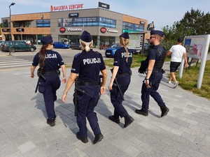 czworo policjantów - policjant i trzy kursantki idą chodnikiem w stronę przejścia dla pieszych