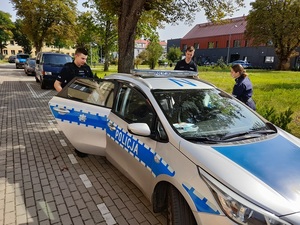 policjanci wsiadający do radiowozu