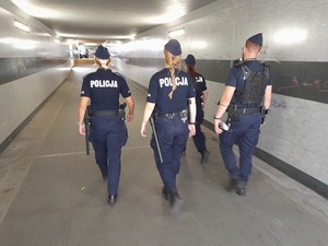 czworo policjantów - policjant i trzy kursantki idą przejściem podziemnym na dworcu PKP