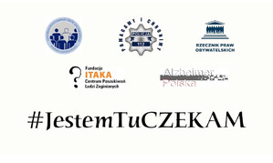 na białym tle czarny napis #JestemTuCzekam. Na górze logo Centrum Poszukiwań Osób Zaginionych KGP, gwiazda policyjna otoczona napisem &quot;Pomagamy i chronimy&quot;, logo Rzecznika Praw Obywatelskich, Fundacji Itaka Centrum Poszukiwań Ludzi Zaginionych, Alzheimer Polska