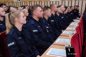 W auli Szkoły Policji w Słupsku siedzą policjanci kończący szkolenie podstawowe