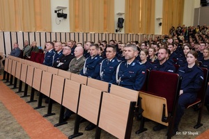 W auli Szkoły Policji w Słupsku siedzą policjanci oraz przedstawiciele innych służb