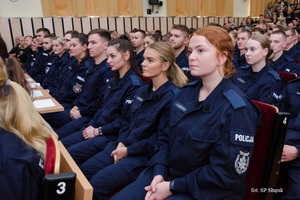 W auli Szkoły Policji w Słupsku siedzą policjanci kończący szkolenie podstawowe