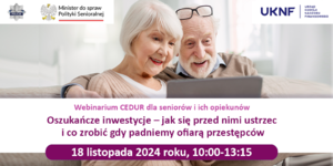 uśmiechnięci seniorzy siedzący na sofie przed ekranem laptopa