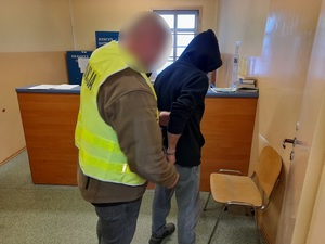 policjanci z zatrzymanym mężczyzną, zabezpieczone środki odurzające