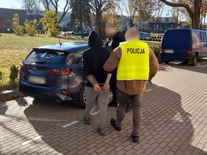 policjanci z zatrzymanym mężczyzną, zabezpieczone środki odurzające