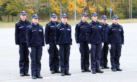 policjanci i policjantki w umundurowaniu służbowym stojący w dwuszeregu