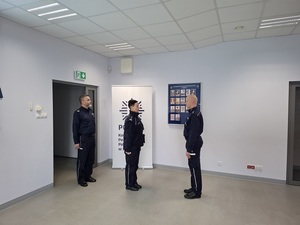 w auli komendy lęborskiej Policji policjant składa Zastępcy Komendanta Wojewódzkiego Policji w Gdańsku meldunek
