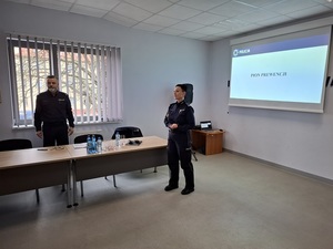 w auli komendy lęborskiej Policji Zastępca Komendanta Wojewódzkiego Policji w Gdańsku przemawia do zgromadzonych policjantów
