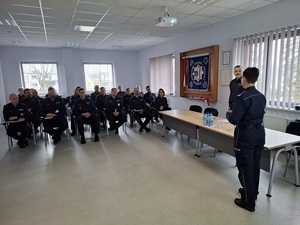 w auli komendy lęborskiej Policji Zastępca Komendanta Wojewódzkiego Policji w Gdańsku przemawia do zgromadzonych policjantów