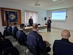 w auli komendy lęborskiej Policji Zastępca Komendanta Wojewódzkiego Policji w Gdańsku przemawia do zgromadzonych policjantów
