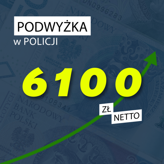 na granatowym tle na którym widać banknoty widnieje napis &quot;podwyżka w policji 6100 zł netto&quot; oraz zielona strzałka pod kwotą , skierowana w górę