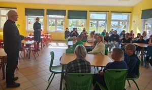 policjantka w mundurze z dziećmi i rodzicami w klasie szkolnej