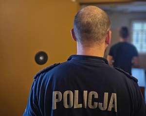 policjant z zatrzymanym mężczyzną