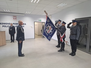 w auli lęborskiej komendy policji Komendant Wojewódzki Policji w Gdańsku stoi przed pocztem sztandarowym