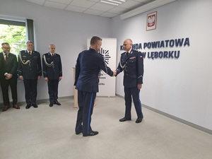 w auli lęborskiej komendy policji Komendant Powiatowy Policji w Lęborku i Komendant Wojewódzki Policji w Gdańsku wymieniają uścisk dłoni