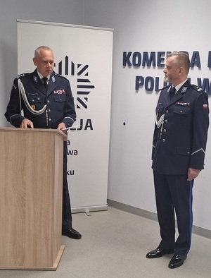 w auli lęborskiej komendy policji przy mównicy stoi Komendant Wojewódzki Policji w Gdańsku. Obok stoi Komendant Powiatowy Policji w Lęborku