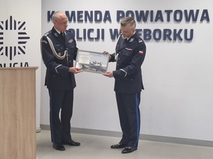 w auli lęborskiej komendy policji  Komendant Wojewódzki Policji w Gdańsku przekazuje Komendantowi Powiatowemu Policji w Lęborku pamiątkową tablicę