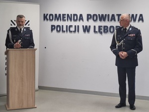 w auli lęborskiej komendy policji przy  mównicy stoi Komendant Powiatowy Policji w Lęborku. Obok stoi Komendant Wojewódzki Policji w Gdańsku,