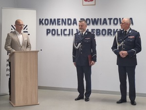w auli lęborskiej komendy policji przy mównicy stoi Burmistrz Lęborka. Obok stoją Komendant Wojewódzki Policji w Gdańsku i Komendant Powiatowy Policji w Lęborku.