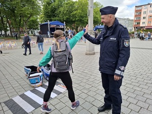 na placu kobieta w narkogoglach przybija &quot;piątkę&quot; policjantowi