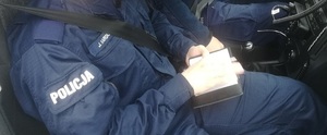 radiowóz policyjny i policjanci w radiowozie