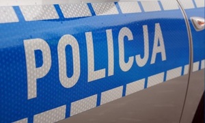 radiowóz policyjny i policjanci w radiowozie