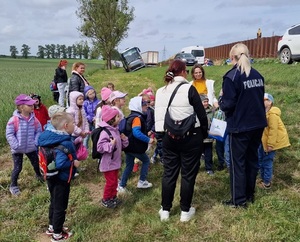 dzieci z policjantami przy drodze krajowej nr 6