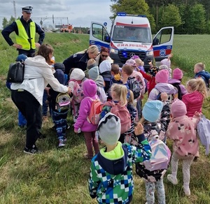 dzieci z policjantami przy drodze krajowej nr 6