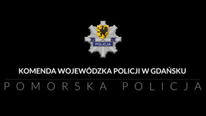 czarna plansza z logo pomorskiej Policji i napis o treści Komenda Wojewódzka Policji w Gdańsku, Pomorska Policja