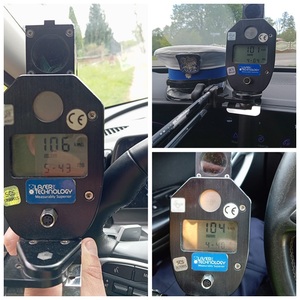 kolaż z trzech zdjęć przedstawiających ręczny miernik prędkości z wyświetlonymi wynikami pomiaru: 106 km/h, 104km/h, 101 km/h