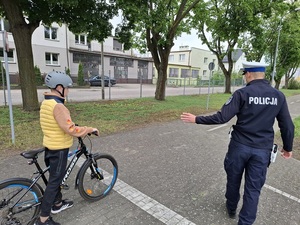 policjanci z młodymi rowerzystami na miasteczku ruchu drogowego