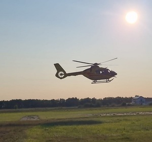 RADIOWÓZ W MIEJSCU WYPADKU I HELIKOPTER RATOWNICZY