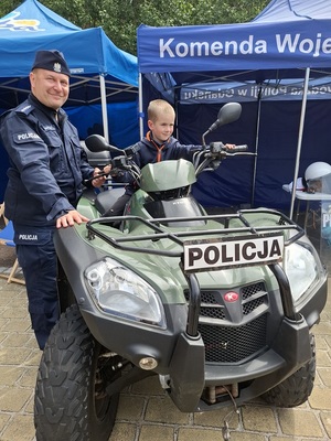 zdjęcia policjantów na festynie