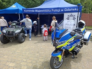 zdjęcia policjantów na festynie