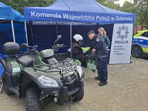 zdjęcia policjantów na festynie