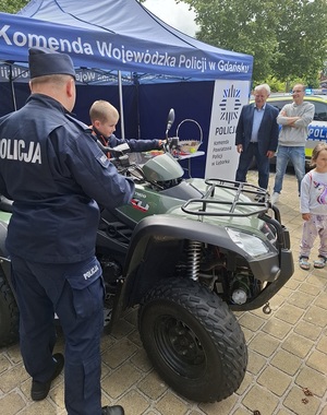 zdjęcia policjantów na festynie