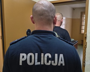 radiowóz i zatrzymany pojazd w lesie i zatrzymany mężczyzna w celi