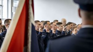 nowo przyjęci policjanci składający ślubowanie.