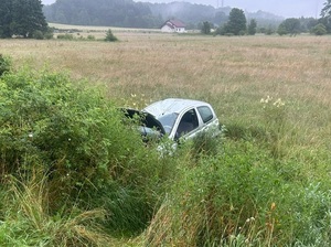 w polu znajduje się srebrna toyota yaris z uniesioną maską i uszkodzeniami karoserii oraz szyby