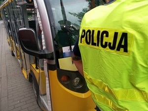 policjant stojący przed melexem