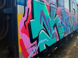 kolorowe napisy - graffiti na wagonie pociągu