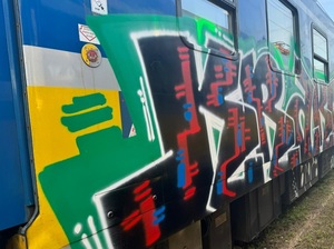 kolorowe napisy - graffiti na wagonie pociągu